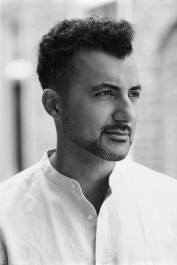 Literaire salon met Özcan Akyol