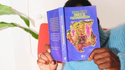 Heel Nederland Leest Onder de paramariboom van Johan Fretz
